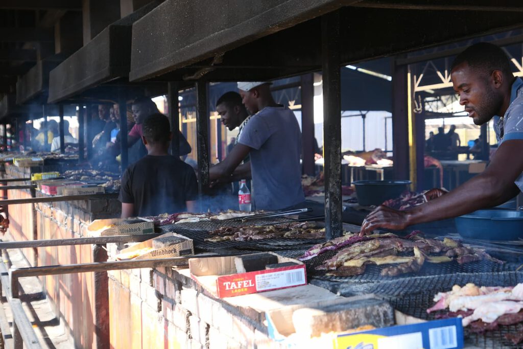 Markt in Katutura mit frisch gegrilltem Fleischspießen
