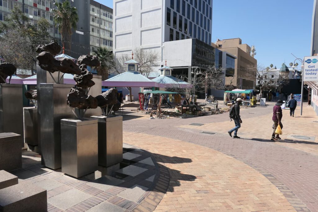 im Zentrum von WIndhoek mit Meteoritenskulptur